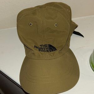 Unisex green north face hat. Stretchy and adjustable